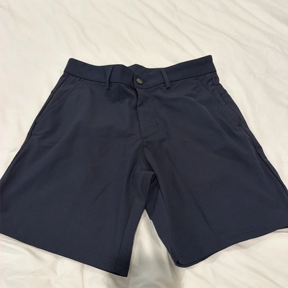 OLD NAVY MEN TECH SHORTS WITH BUTTON AND ZIPPER. NAVY COLOR. SIZE 28. 7”. EUC.